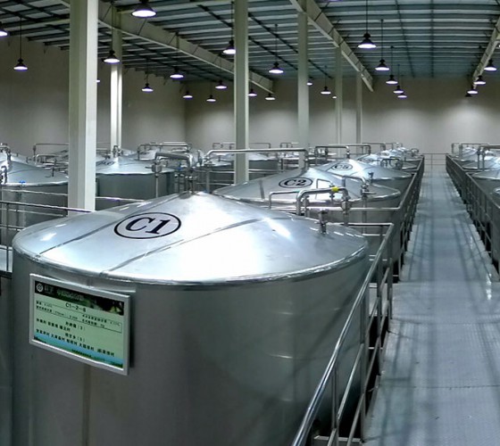 公司擁有都橄欖行業(yè)中亞洲最大的萬(wàn)噸標(biāo)準(zhǔn)化恒溫避光隔氧儲(chǔ)油庫(kù)，具備最佳的15℃-22℃低恒溫儲(chǔ)存環(huán)境。全部?jī)?chǔ)油罐采用食品級(jí)專(zhuān)用不銹鋼制作，采用..