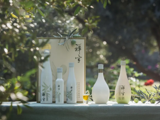 從甘肅隴南的青山幽谷，到一線(xiàn)城市的高端賣(mài)場(chǎng)；從一顆油橄欖在晨露中初綻的青澀，到一..